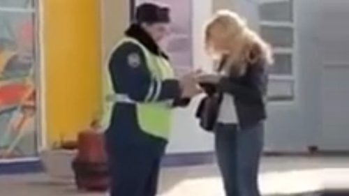 Acest politist a patit rusinea vietii lui! Nici nu-ti trece prin cap ce s-a intamplat dupa ce s-a intalnit cu aceasta blonda