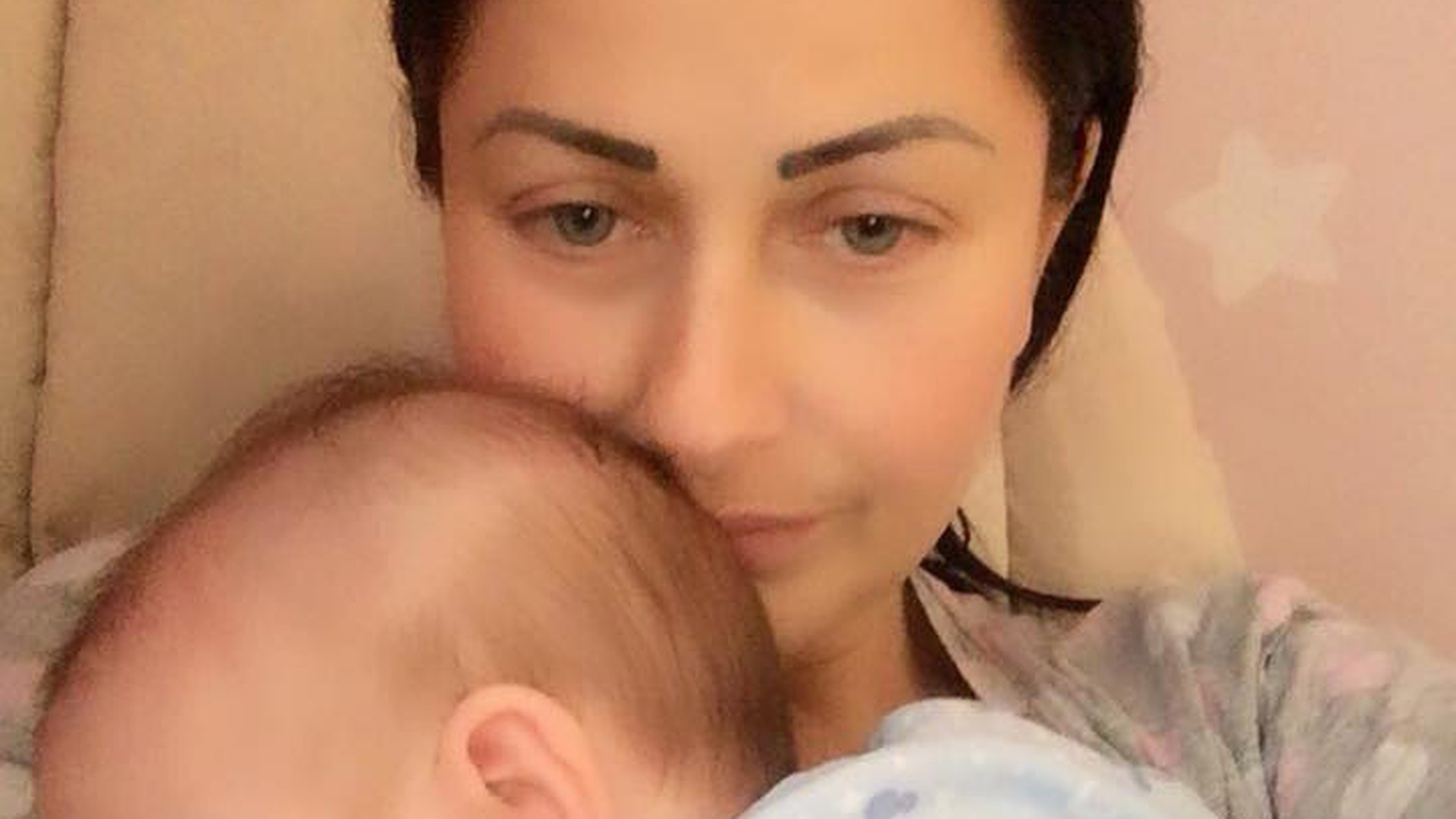 Imagine emoţionantă cu Gabriela Cristea, în braţe cu fetiţa ei! S-a întâmplat imediat după ce a hrănit-o pe micuţa Victoria!