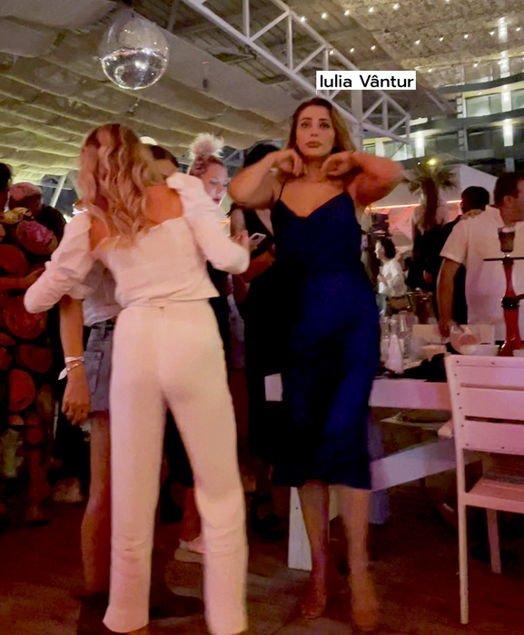 Iulia Vântur a ajuns în club, iar acolo s-a distrat copios, alături de o prietenă