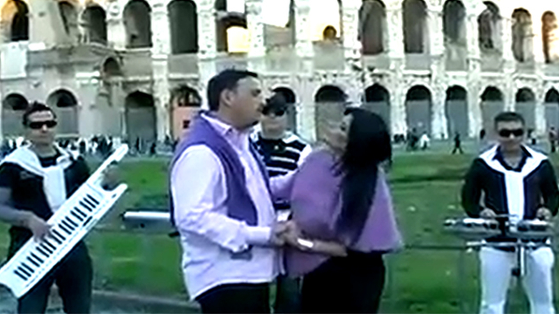 VIDEO Cea mai tare aroganta! Ce au putut sa faca cinci ROMI in fata Colosseum-ului din Roma. Toti turisii au ramas cu gura cascata
