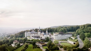 Imagini de colecție de la reședința lui Victoraș Micula. Urmărit de procurorii din România, moștenitorul imperiului “Frutti Fresh” s-a “refugiat” într-un castel din Elveția