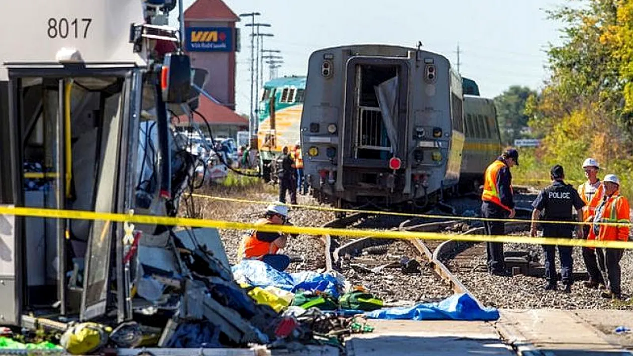 Tragedie pe calea ferată! 19 morţi, după ce trenul a spulberat un autobuz