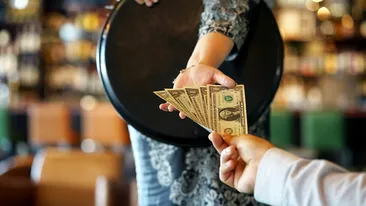Un client generos i-a lăsat bacșiș unei chelnerițe 2.000 de dolari. Patronul restauranului, însă, nu a vrut să-i dea banii