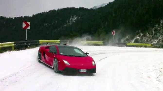 Video BESTIAL! Un dement cu un Lamborghini de peste 200.000 de euro face drifturi nebunesti pe Transfagarasan - Prietenii il filmeaza din elicopter
