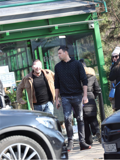 Zed și amicul lui părăsesc restaurantul (Foto: CANCAN.RO)