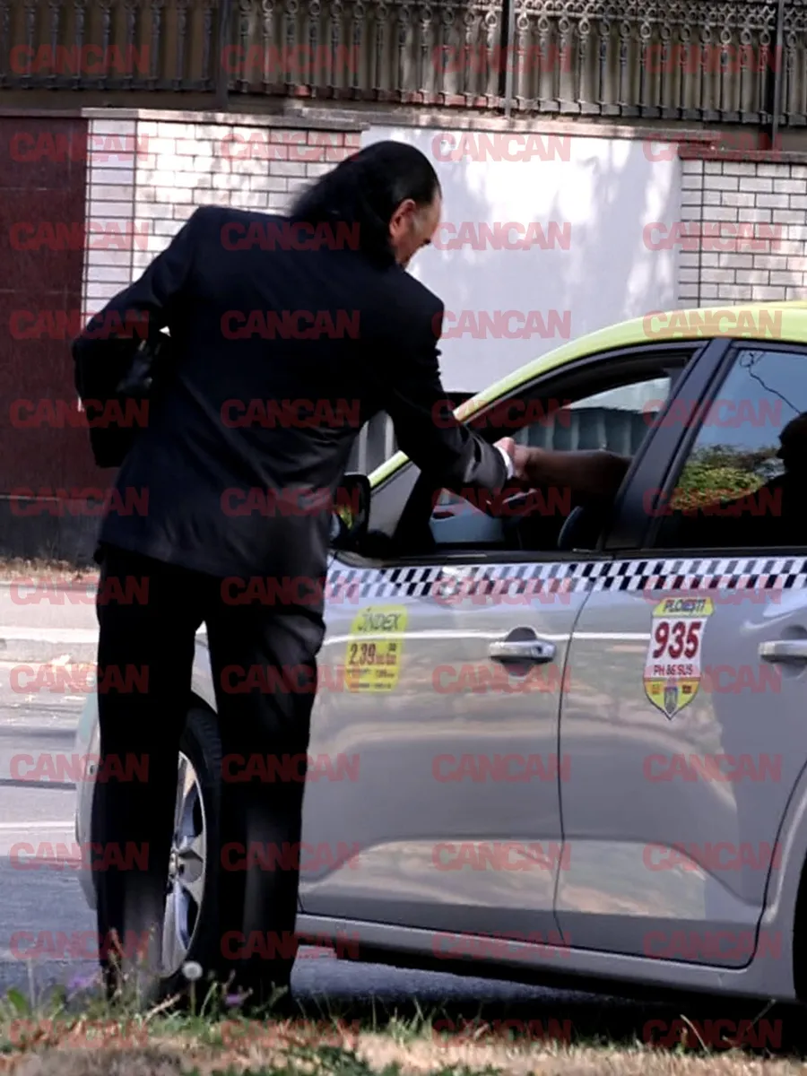 Miron Cozma se salută cu taximetristul