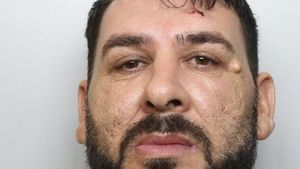 Un proxenet român și-a torturat iubita și a obligat-o să înghită inelul de logodnă. La câți ani de închisoare a fost condamnat în Anglia