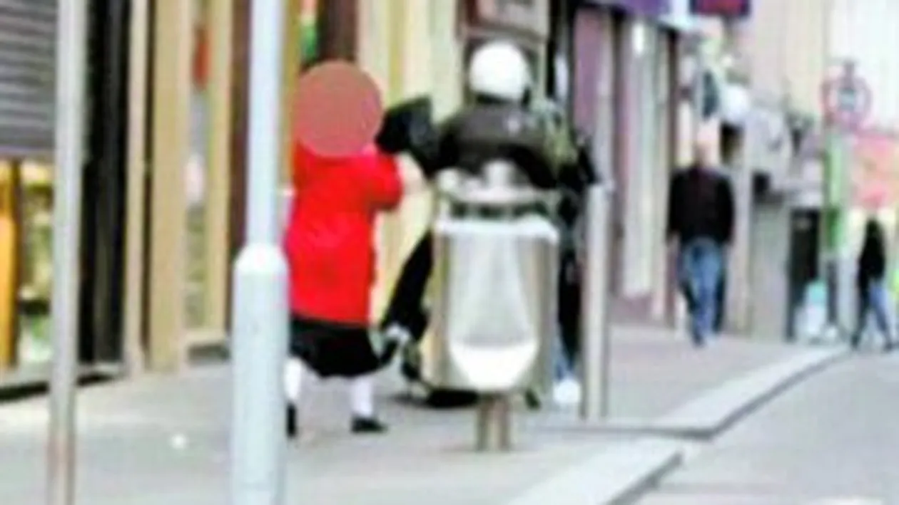 A caftit sase hoti cu poseta