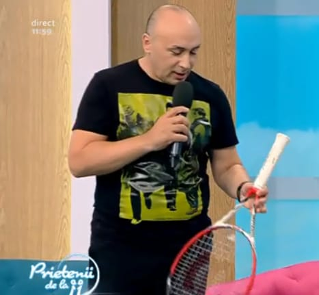 Marcel Pavel și racheta pe care i-a dăruit-o Simona Halep