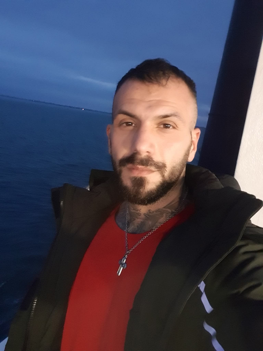 Cum arăta ispita Narcis Bujor în liceu, fără mușchi și fără tatuaje. Imaginile din Tecuci pe care „fiorosul” de la Insula Iubirii le-ar vrea șterse