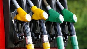 Știrea anului în România! Benzina s-a ieftinit mult. Câți lei costă acum litrul