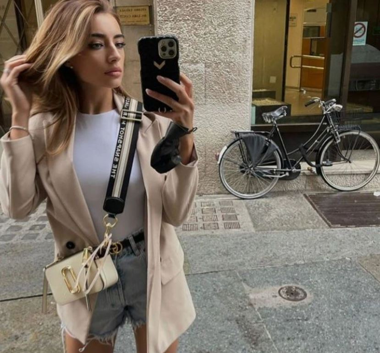 Iubita lui Dennis Man, fotbalistul aflat pe lista lui AC Milan, o adevărată bombă-sexy! Fotografii incendiare cu Alexandra Ionela, fostă Miss Arad în 2014| GALERIE FOTO