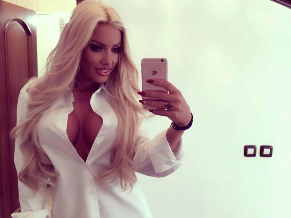 LOREDANA CHIVU îl aşteaptă pe Moş Crăciun în ipostaze senzuale! Cum s-a filmat blondina, alături de două prietene!