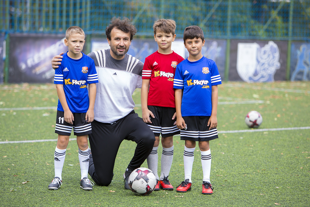 Juniorii unei academii de fotbal din București concurează cu Messi & Ronaldo!