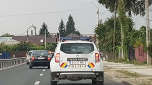 Ai văzut maşina asta în trafic? Nu o să-ţi vină să crezi ce se ascunde în spatele inscripţiilor oficiale