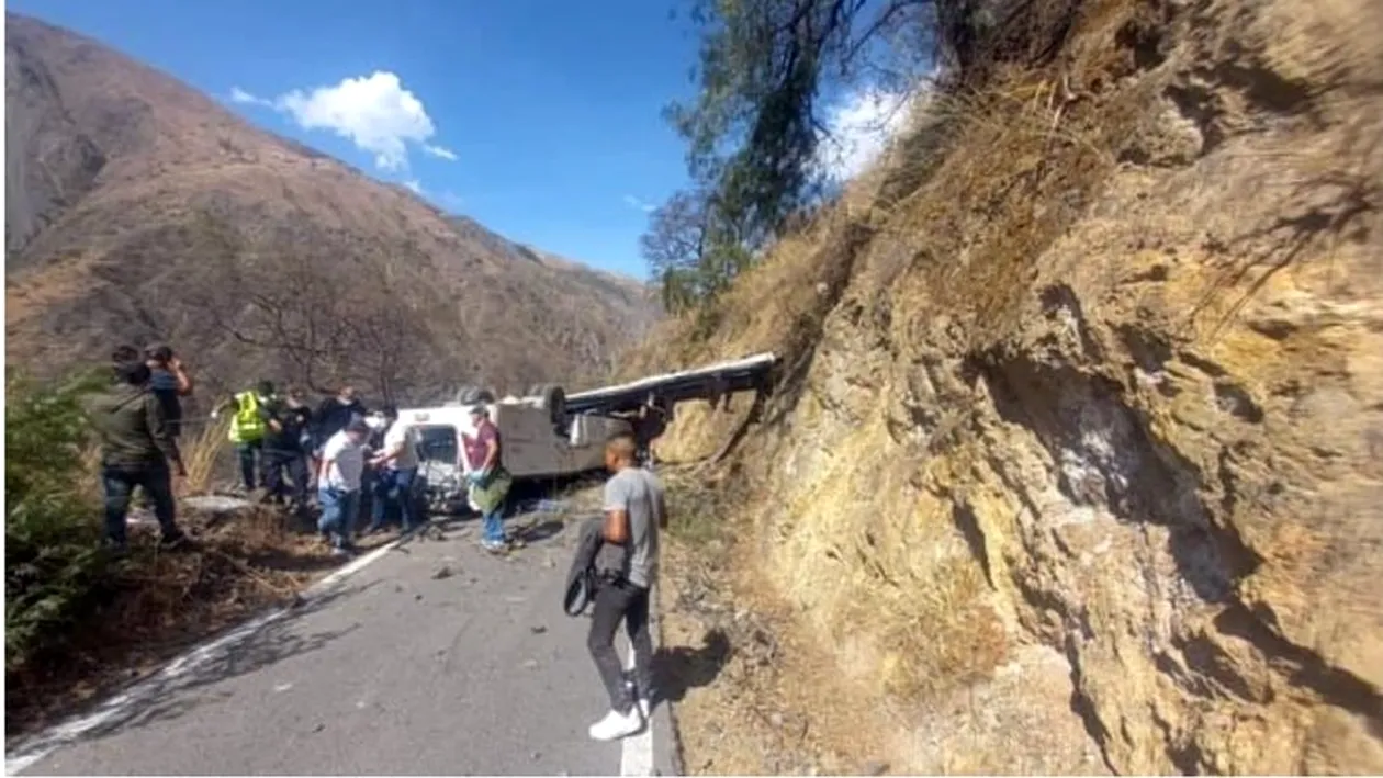 Accident grav! 15 morți după ce un autobuz a căzut într-o prăpastie de 200 de metri