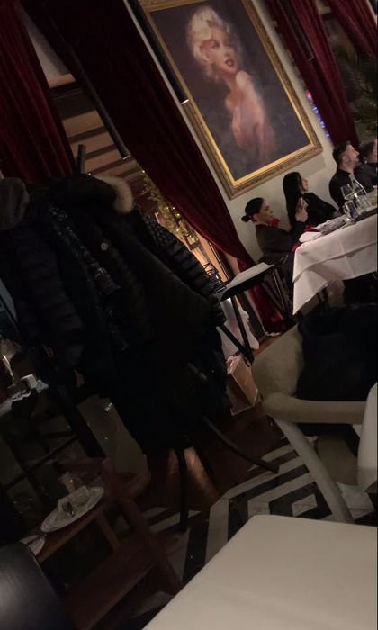Adelina Pestrițu, preocupată mai mult de telefon la ziua ei (Foto: CANCAN.RO)