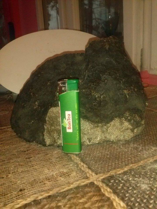 Meteoritul cântăreşte 10 kilograme, deşi e înalt cam cât o brichetă