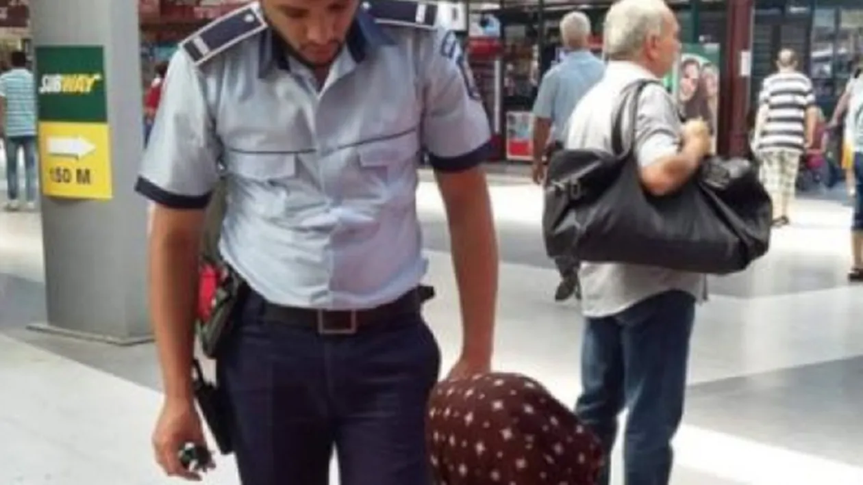 Poliţistul care a isterizat internetul! Gestul pe care l-a făcut pentru o bătrânică în Gara de Nord