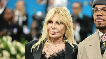 Donatella Versace, de nerecunoscut! Ce intervenție estetică pare că și-a făcut la 70 de ani