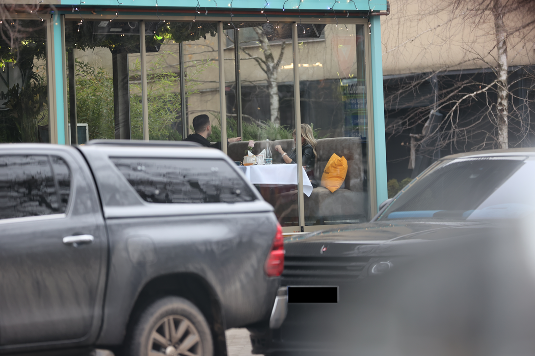 Mihnea Grigoriu, masă "calificată" la restaurant + sticla de vin la pachet pentru o blondă focoasă Fostul "ginere" al lui Gigi Becali nu se dezminte!