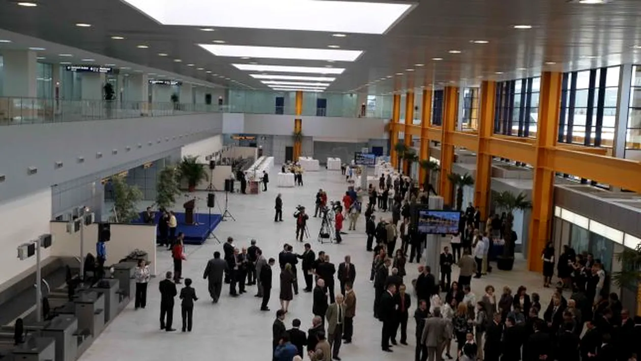 Panică pe aeroportul din Cluj! O mie de pasageri au rămas blocaţi fără nici o explicaţie