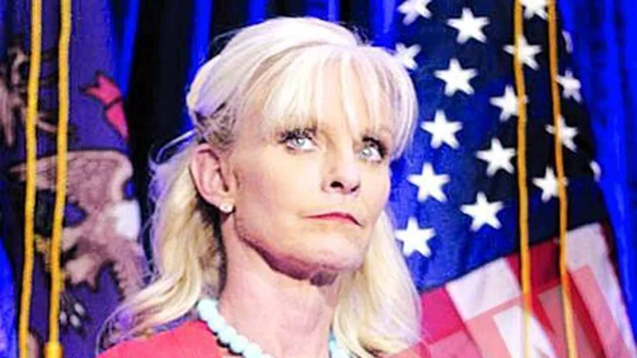 Sotia lui John Mccain si-a scrantit mana