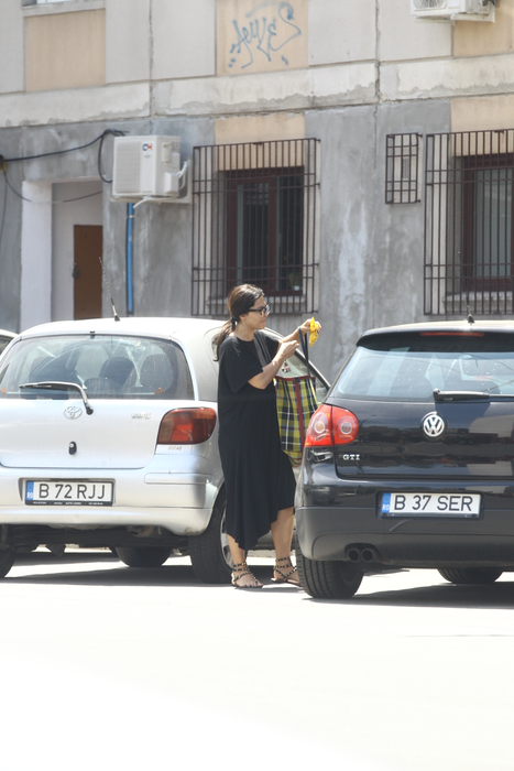 Dana nu s-a putut dezlipi de punga de bomboane