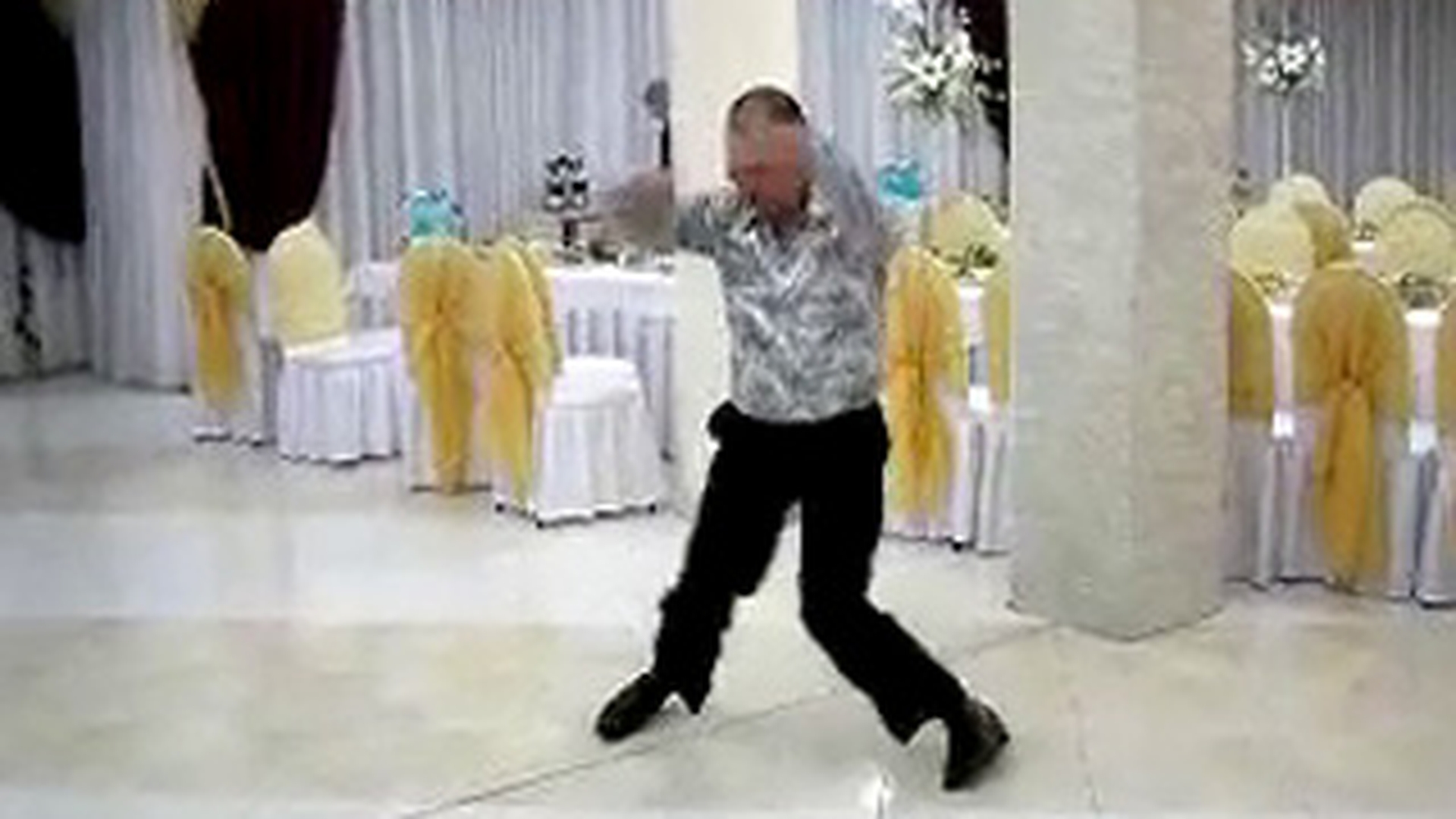 Daca l-ar vedea Gigi Becali l-ar plati sa-l invete miscarile astea! Uite in ce stil se rupe pe muzica un nuntas!