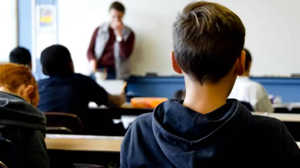 Ziua profesor de matematică, noaptea dealer de droguri. Cum a fost prins bărbatul de 52 de ani