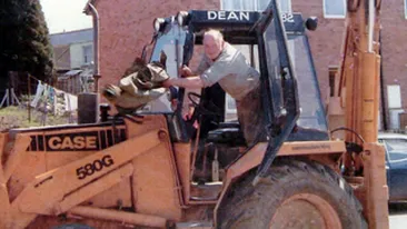 Condus pe ultimul drum cu excavatorul