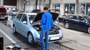 Veşti proaste pentru şoferii care au maşini mai vechi de 12 ani! Ce vor fi obligaţi să facă de la 1 ianuarie 2018