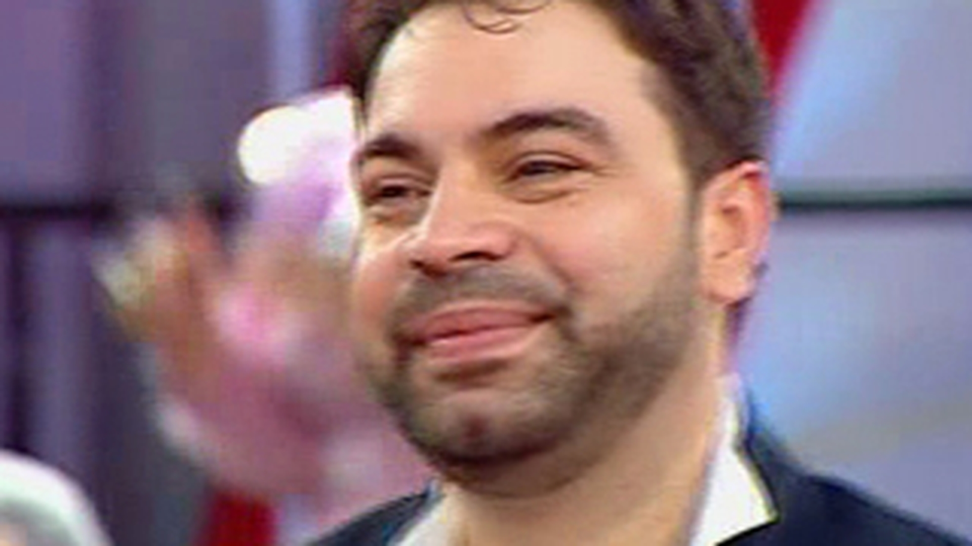 Cu Florin Salam pana la moarte! Vezi aici cum ii canta manelistul in cimitir unui mort ingropat intr-un cavou de termopan