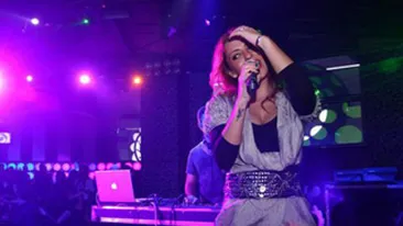 Insarcinata, dar la fel de sexy! Giulia, cu chilotii la vedere pe scena