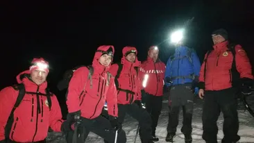 Doi turiști francezi au fost salvați de jandarmii de la Salvamont Vâlcea. Greșiseră poteca de la Cabana Cozia și riscau să cadă în gol de la 200 de metri