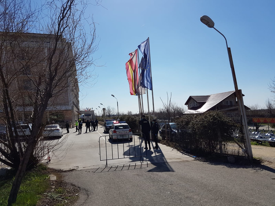 Poliția din București escortează autocarele cu români veniți din zonele cu risc de coronavirus. Oamenii vor intra în carantină
