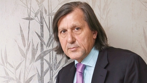 VIDEO Ilie Nastase s-a bucurat de soare impreuna cu fiicele sale! Fostul tenismen si-a scos in lume bicicleta