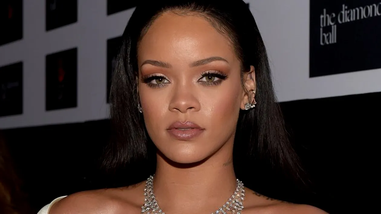 Rihanna, în lacrimi la înmormântarea vărului ei! Ţinuta purtată de artistă a stârnit controverse