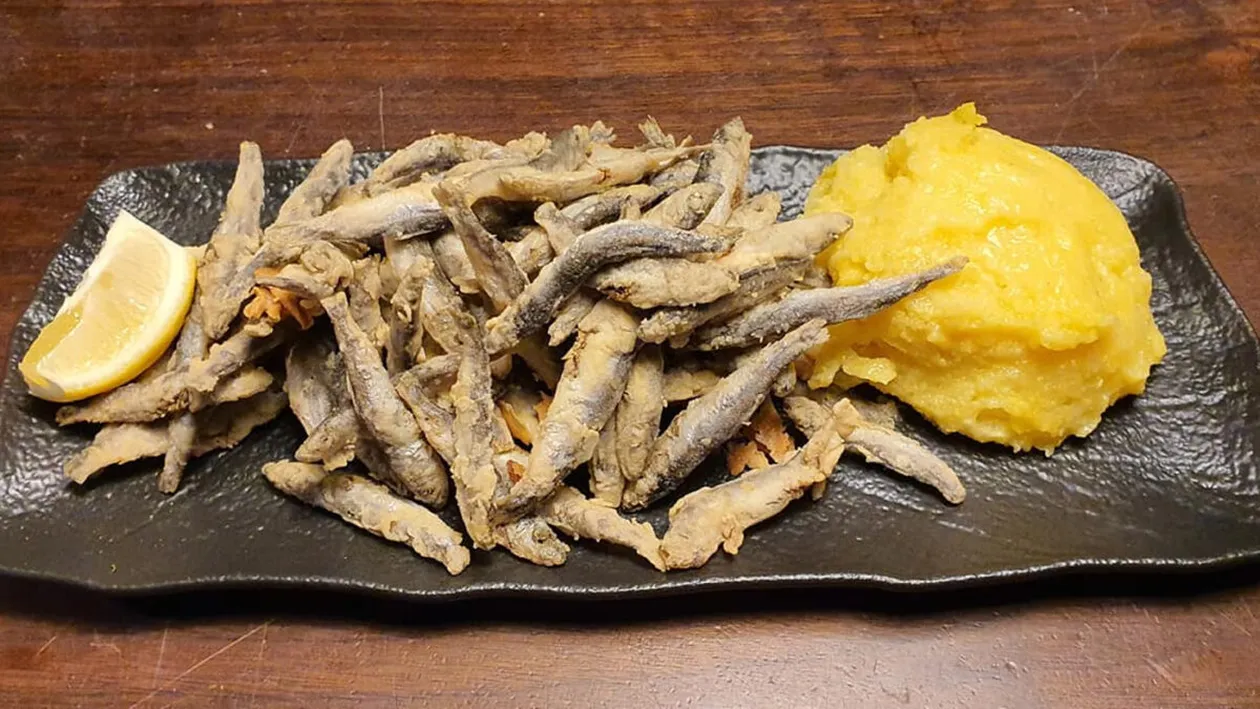 Este țeapa sezonului estival 2022. Ce primesc, de fapt, turiștii care comandă hamsii