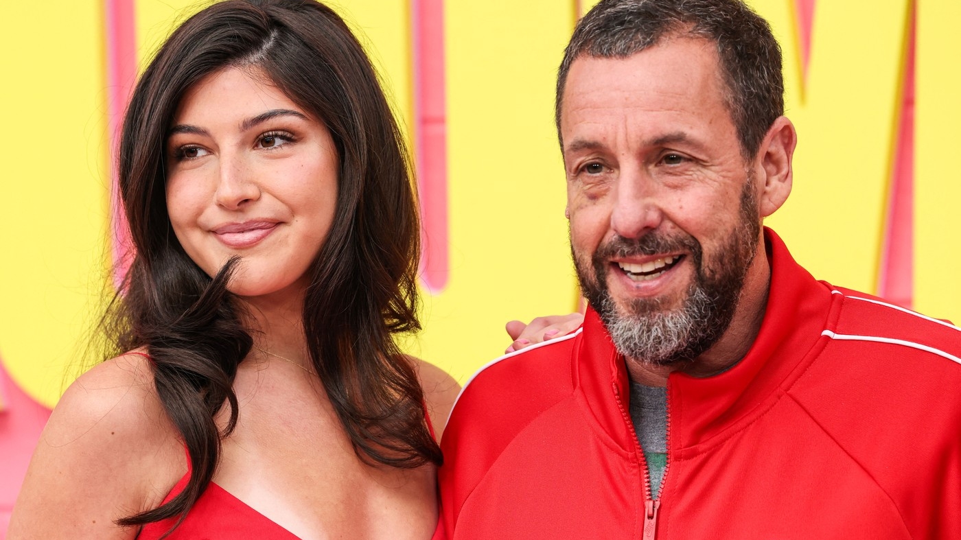 De ce intră Adam Sandler în piscină cu șosetele în picioare. Fiica actorului a dezvăluit motivul neașteptat