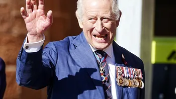 Degetele «ca niște cârnați» ale Regelui Charles au devenit virale! Ce probleme de sănătate ascunde