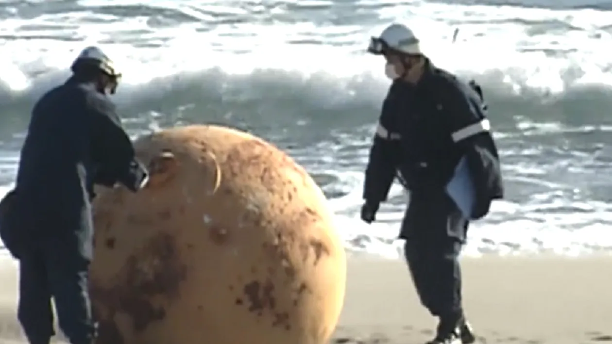 Apariție misterioasă pe o plajă din Japonia. O sferă din fier a fost găsită pe malul mării