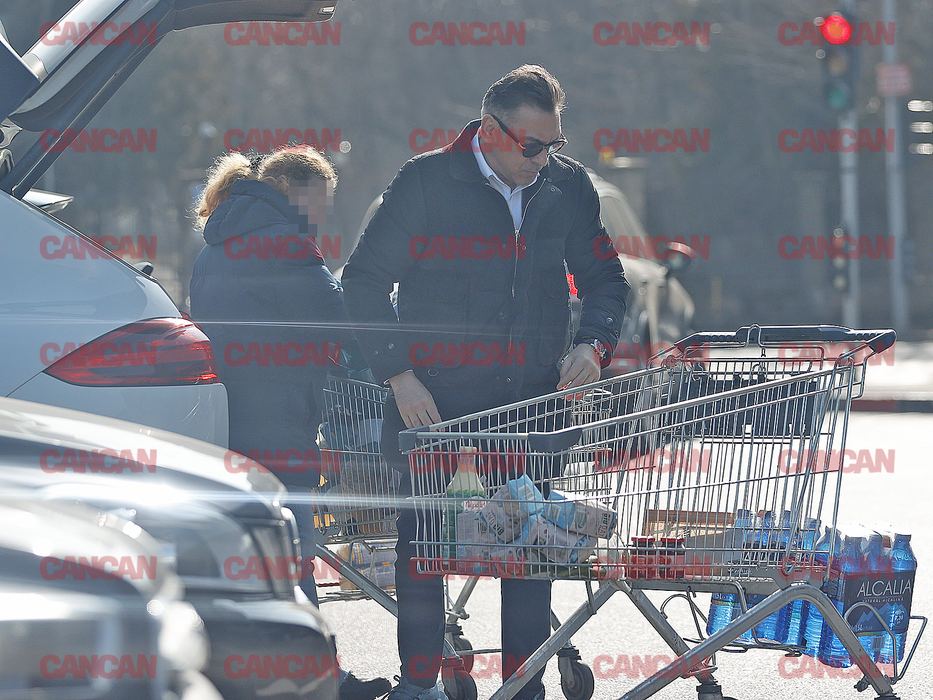 Fostul fotbalist, elegant la supermarket / (Sursa: CANCAN.RO)