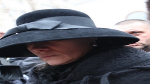 Romanita Iovan, urmarita non-stop de un barbat prin cimitir! A fortat chiar si intrarea la parastas pentru a vorbi cu ea!