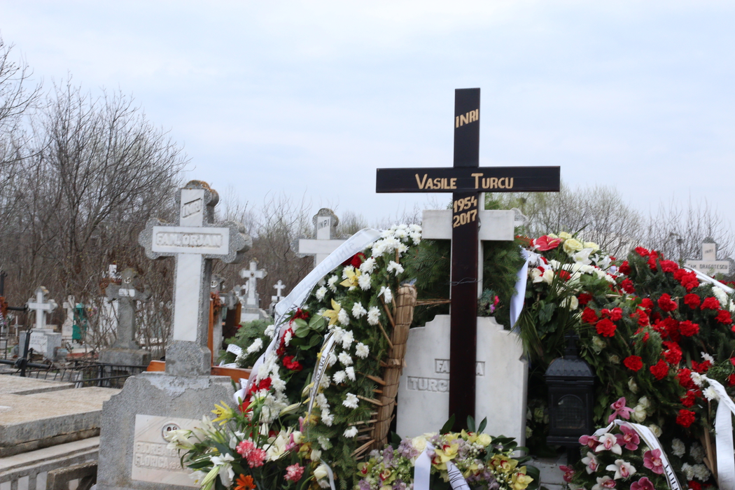 Cei care au dorit să lase un omagiu la mormântul lui Vasile Turcu au depus un număr absolut impresionant de coroane şi flori, majoritatea în culorile alb şi roşu, emblematice pentru Clubul Dinamo, al cărui acţionar a fost pentru o perioadă bună de timp.