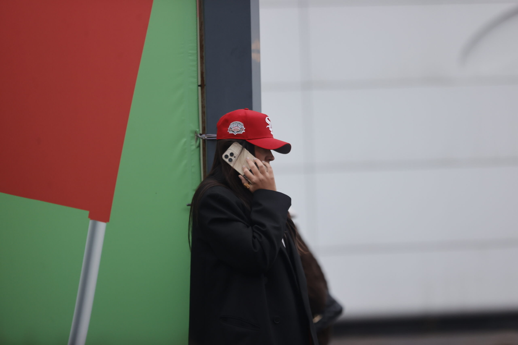 Antonia discută cu cineva la telefon