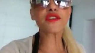 VIDEO Anda Adam s-a facut de ras pe Facebook! A incercat sa-si impresioneze fanii cantand o piesa live! Vezi aici cum i-a iesit!