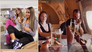 O influenceriță din Franța, gafă uriașă la bordul unui avion! Unul dintre fani a dat-o de gol, iar ea a reacționat foarte urât