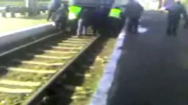 Nimic nu mai merge in tara asta! Uite cum imping cativa cfr-isti un tren Sageata Albastra sa iasa din gara