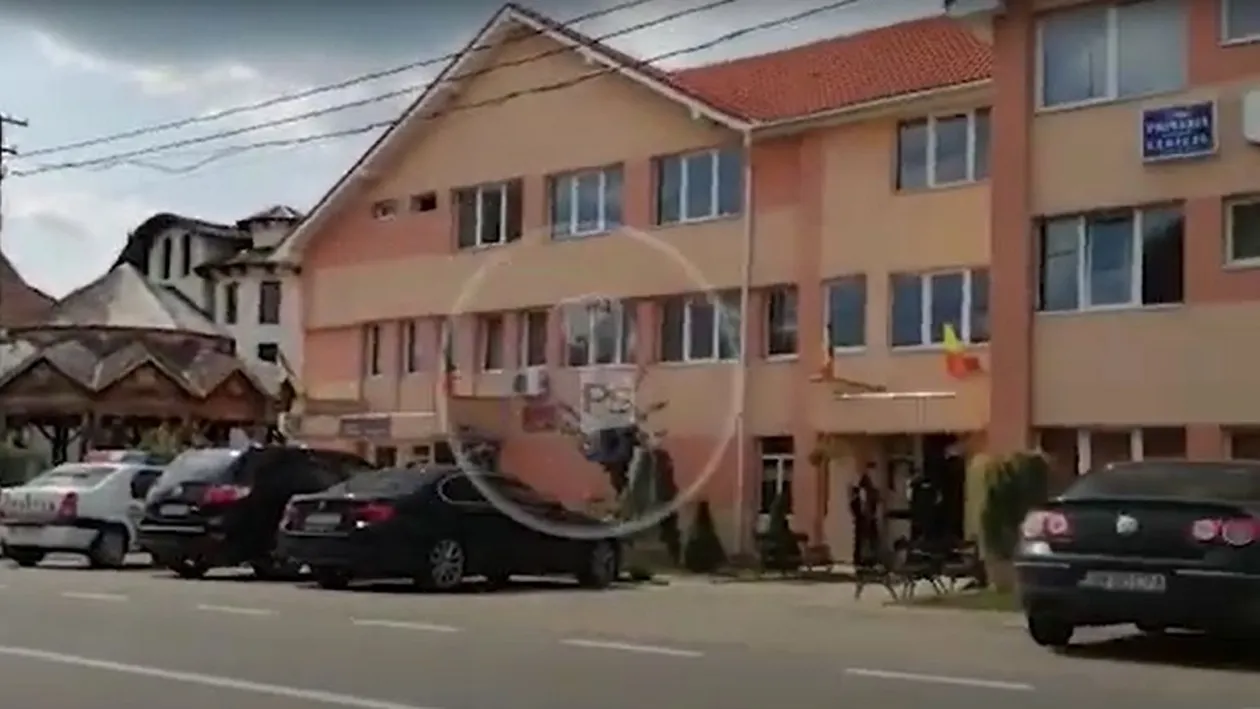 Scene de groază într-o primărie din județul Satu Mare! Edilul, viceprimarul și 2 angajați, bătuți și atacați cu un cuțit. Care este starea victimelor
